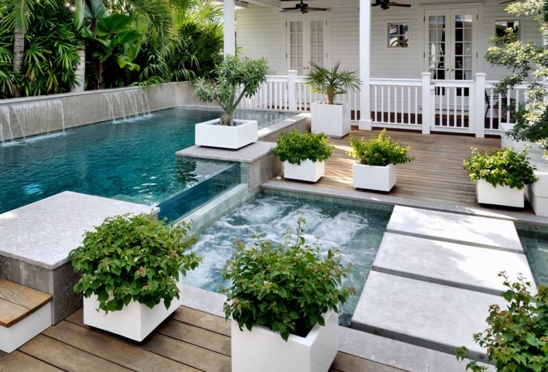 grande-jardiniere-blanche-design-cube-piscine-bain à remous-terrasse-bois